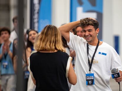 La directora de 'casting' de Gestmusic, Noemí Galera, entrega un pase el día que comienzan en Barcelona la pruebas de acceso a la próxima edición de 'Operación Triunfo'.