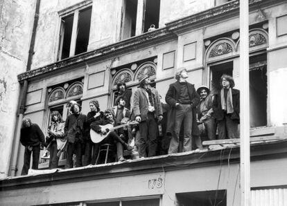 Un grupo de okupas canta contra el desalojo en el tejado de un hotel en Londres en marzo de 1969.
