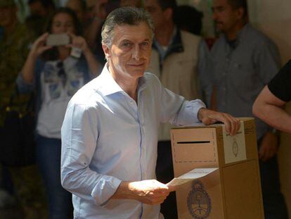 Mauricio Macri vota en un colegio de Buenos Aires.