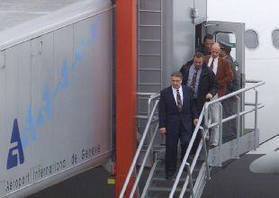 Pável Borodín (el primero del grupo), ayer a su llegada al aeropuerto de Ginebra procedente de Nueva York.