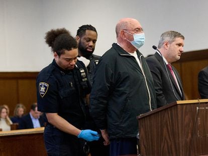 Allen Weisselberg (con mascarilla) escucha la sentencia, este miércoles en un tribunal de Manhattan.