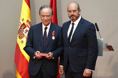 El presidente del Patronato del Teatro Real, Gregorio Marañón (a la izquierda), posa para los medios gráficos después de recibir la Medalla de Oro de la Comunidad de Madrid de manos de Pedro Rollán.