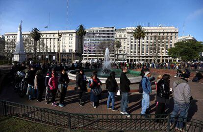 La fila se extendió por toda la plaza.