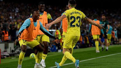 Moi Gómez celebra con sus compañeros el gol que supuso el 0-2 definitivo en la victoria del Villarreal en el Camp Nou.
