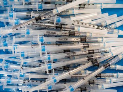 La vacuna de Pfizer frente a ómicron no llegará hasta octubre