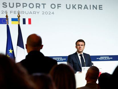 El presidente francés, Emmanuel Macron, durante la conferencia de apoyo a Ucrania, este lunes en París.