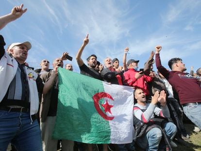 Activistas aguardan la salida del periodista Khaled Drareni y otros presos de opinión, este viernes frente a la prisión argelina de Kolea.