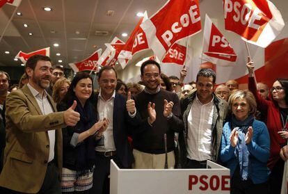 El secretario federal de Organización del PSOE, César Luena (3i), comparece en la sede de su partido para valorar y festejar la victoria de Susana Díaz en las elecciones en Andalucía. EFE