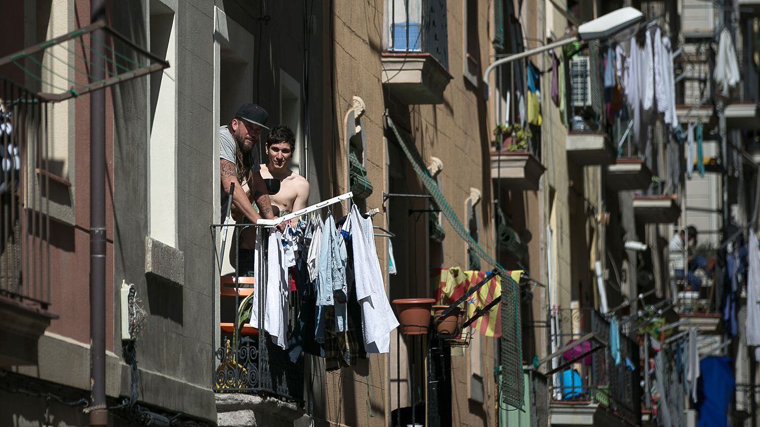 Vecinos en un bloque de pisos de la Barceloneta, el pasado viernes.