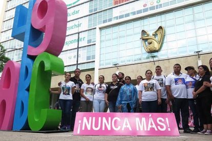 Un grupo de activistas instala un monumento a la víctimas de la Guardaría ABC en Paseo de la Reforma.