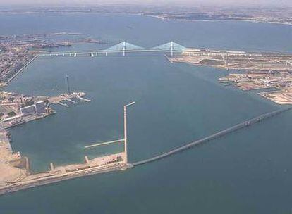 Al fondo, simulación virtual del nuevo puente sobre la bahía de Cádiz. En primer plano, el puente actual.