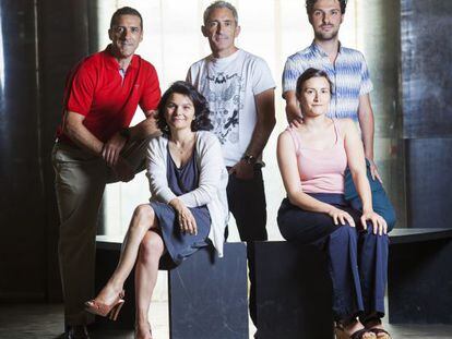 De pie, de izquierda a derecha, Benjamín Bango, Jon Sistiaga y Víctor Navarro. Sentadas, Marta Esteve y María Langarita.
