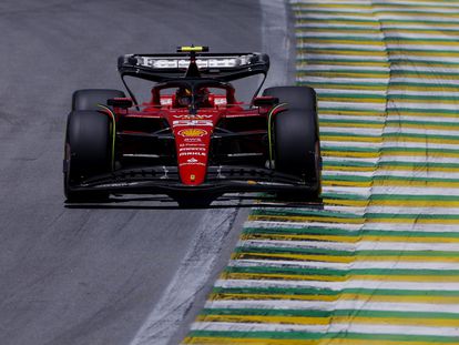 Carlos Sainz Jr. de Ferrari en acción durante la clasificación sprint desde el circuito José Carlos Pace en el GP de Brasil de F1.