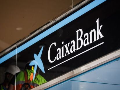 Logo de CaixaBank en el acceso a una de sus oficinas.