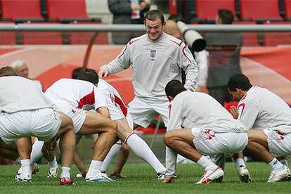 Rooney se divierte junto a sus compañeros en un entrenamiento.