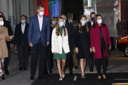 Los Reyes y sus hijas durante la visita a las instalaciones de la PFABRICA. 