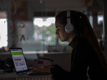 Una alumna de ESO siguiendo las clases en su ordenador.