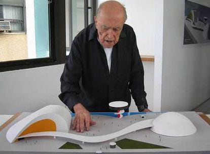 Oscar Niemeyer trabajando en la maqueta del proyecto que él mismo regaló a la Fundación Príncipe de Asturias.