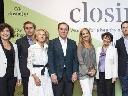 De izquierda a derecha, Pilar Garc&iacute;a de la Puebla (BMW), Juan Alonso de Lomas (L&rsquo;Or&eacute;al), Bego&ntilde;a Elices (Repsol), Antonio Huertas (Mapfre), Marieta Jim&eacute;nez (Merck), Soledad Murillo (secretaria de Estado de Igualdad), Eduardo Pedrossi (Mahou San Miguel), Bel&eacute;n Garijo (Merck), Francisco Rom&aacute;n (Vodafone), Ana Polanco (directora del comit&eacute; ejecutivo de Closingap), Lourdes Ripoll (Meli&aacute;) y Montserrat Dom&iacute;nguez, moderadora y periodista de El Pa&iacute;s.