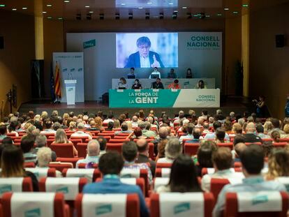 El expresidente de la Generalitat, Carles Puigdemont, interviene por videoconferencia en el consejo nacional de JXCAT que celebra el partido en Mataró este sábado.