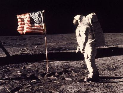 20 de julho de 1969. O astronauta Edwin Aldrin em pé junto à bandeira dos EUA na Lua durante a missão 'Apollo 11'. Aldrin e seu colega, o astronauta Neil Armstrong, foram os primeiros homens a caminhar sobre a superfície lunar.
