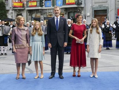 Los Reyes, con sus hijas, la princesa Leonor y la infanta Sofía, y la reina emérita doña Sofía.