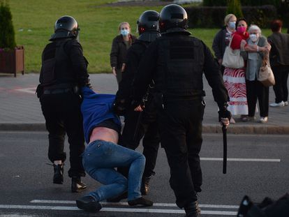 La policía detiene a un manifestante, durante la protesta ayer contra la investidura de Lukashenko, en Minsk.