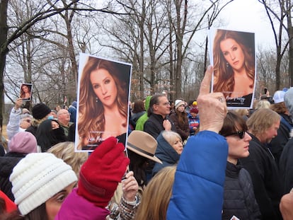 Centenares de fans se han concentrado en Graceland para el servicio memorial por Lisa Marie Presley, fallecida el 12 de enero de 2023.