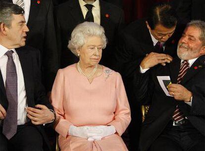 La reina Isabel II, entre el primer ministro británico, Gordon Brown, a la izquierda,, y el presidente brasileño, Luiz Inácio Lula da SIlva, que conversa su homólogo chino, Hu Jintao