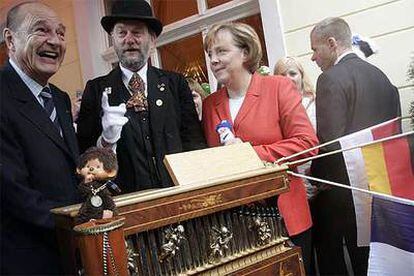 Jacques Chirac y Angela Merkel entonan una canción popular antes de la cumbre bilateral de Rheinsberg.