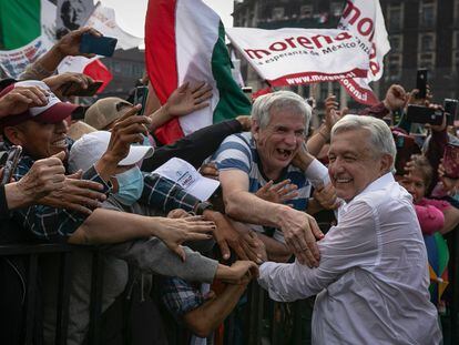 Andrés Manuel López Obrador abraza a sus simpatizantes durante su llegada al Zócalo capitalino, en 2022.