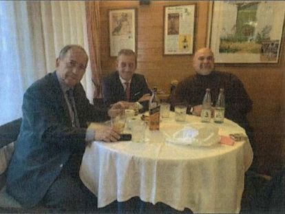 El general de la Guardia Civil Francisco Espinosa, a la izquierda, en un restaurante de Madrid junto a otros dos presuntos implicados en la trama, el empresario José Santiago Suárez y el mediador Marco Antonio Navarro.