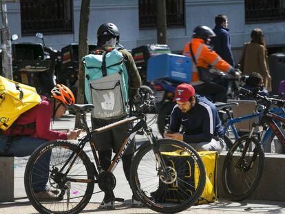 Trabajadores de Deliveroo y Glovo en la plaza de Alonso Martínez, en Madrid.