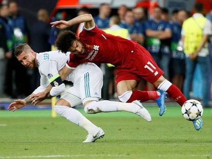 Ramos y Salah, en la acción que lesionó al delantero del Liverpool.
