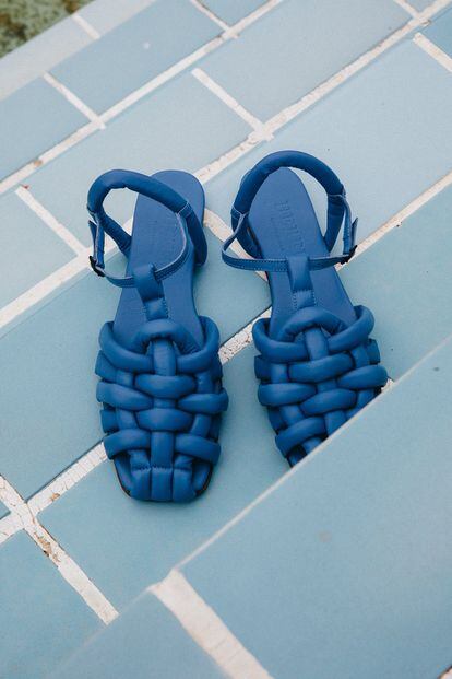 La fiebre por las sandalias acolchadas llega a la míticas cangrejeras gracias a este diseño de Hereu fabricadas de manera artesanal. 355€