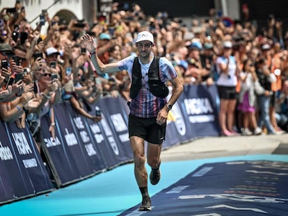 Kilian Jornet a punto de cruzar la meta en el Ultra Trail del Mont Blanc este sábado.