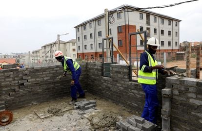 Unos obreros trabajan en la construcción de un edificio nuevo en Johannesburgo, Sudáfrica. El continente africano se enfrenta a una falta de vivienda ante el crecimiento acelerado de su población.