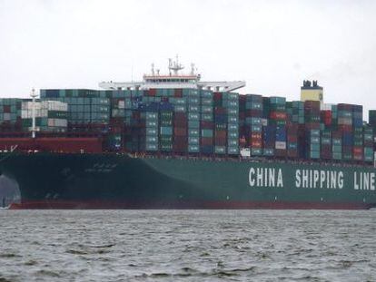 El barco contenedor m&aacute;s grande del mundo, el CSCL Globe de la compa&ntilde;&iacute;a China Shipping Group, es remolcado hacia el interior del puerto de Hamburgo (Alemania). 