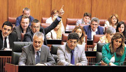 En primer t&eacute;rmino, Jos&eacute; Antonio Gri&ntilde;&aacute;n, Diego Valderas y Susana D&iacute;az, durante una votaci&oacute;n el pasado 23 de mayo en el Parlamento. 