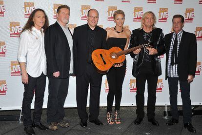 Alberto de Mónaco y Charlenne Wittstock (en el centro), con los componentes de The Eagles antes del concierto.