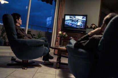 Dos personas ven el debate en su casa cerca de Lyon. 