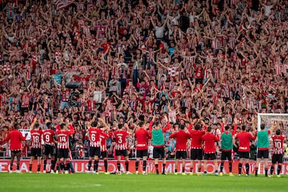 Los jugadores del Athletic al término del partido de Liga que Athletic han disputado frente al Deportivo Alavés este sábado en el estadio de San Mamés.
