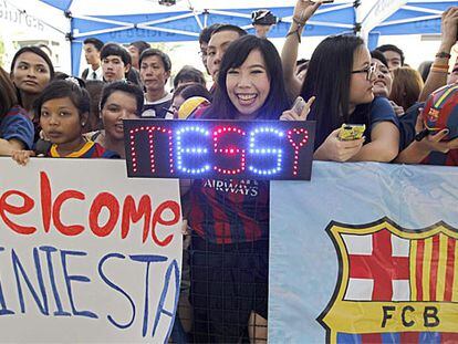 Aficionadas esperan la llegada del Barça a Bangkok.