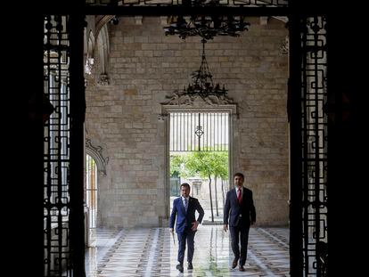 El presidente de la Generalitat, Pere Aragonès (a la izquierda), y su 'número dos', Jordi Puigneró, antes de la rueda de prensa de balance del primer año de legislatura, este martes en el Palau de la Generalitat.