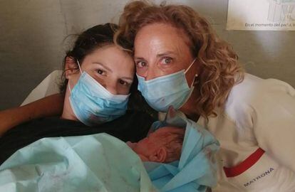 En la imagen, Yaiza A. S. y su hijo recién nacido.