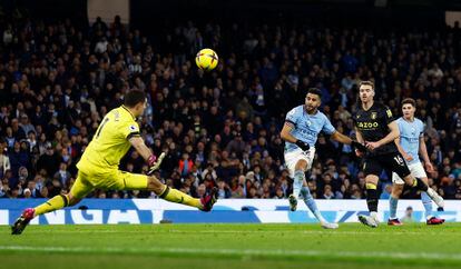 Riyad Mahrez marca el tercer gol del Manchester City de penalti contra el Aston Villa, este domingo.