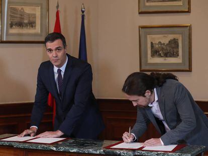 Pedro Sánchez y Pablo Iglesias firman el acuerdo de coalición el 12 de noviembre en Madrid.