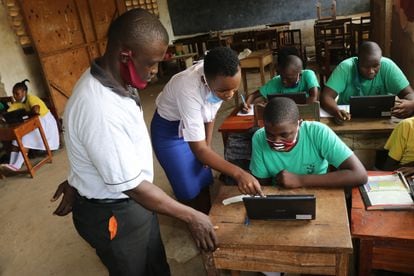 Expertos en tecnología educativa de la ONG Elimu asesoran a estudiantes de la St Paul School en Malindi, Kenia.