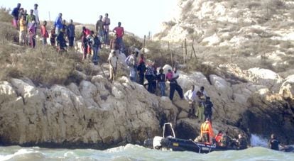 Soldados espa&ntilde;oles abastecen de agua y comida a inmigrantes en Isla de Tierra.