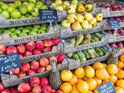 Un puesto de frutas en Londres con los precios marcados en kilos.